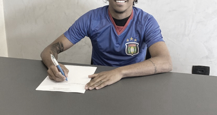 Destaque no Sub-20, Everton assina primeiro contrato profissional com São Caetano