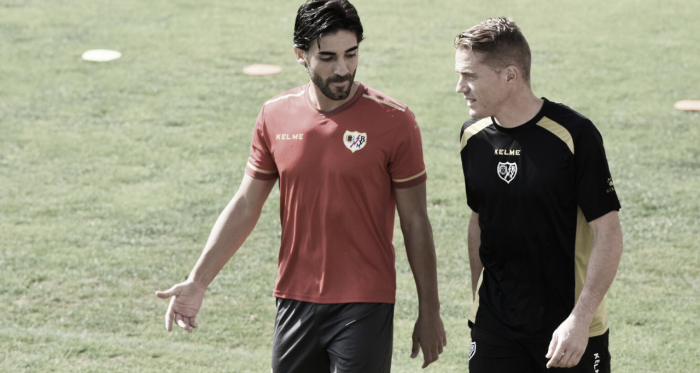 José León charla con Alberto García en un entreno del Rayo Vallecano | Fotografía: Rayo Vallecano