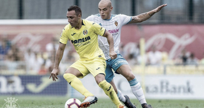 Cazorla tratando de llevarse el balón | Fotografía: Villarreal CF