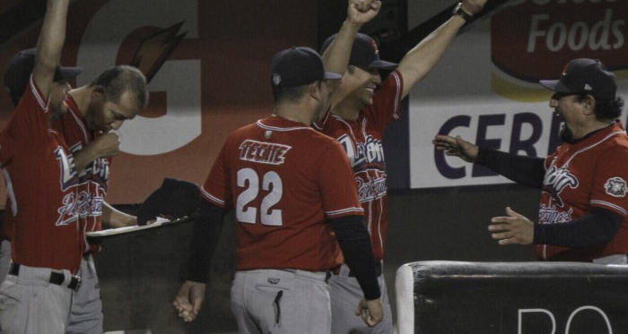 El manáger de Bravos, Luis Carlos Rivera, festeja el pase a semifinales. Foto: Bravos de León