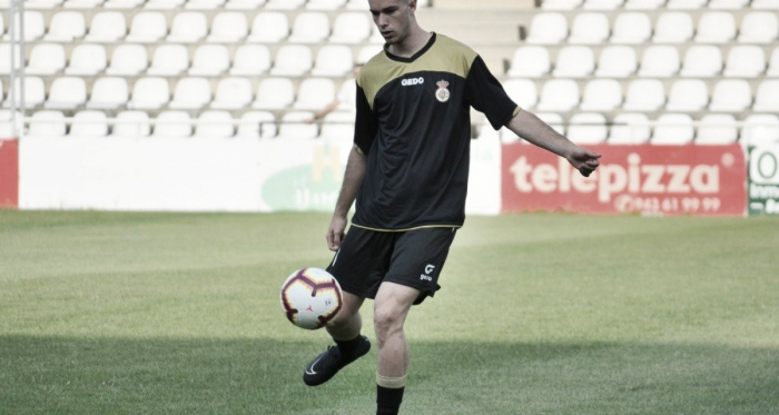 Lizarraga calienta antes de un partido de amistoso. // Fuente: Giovanni Batista