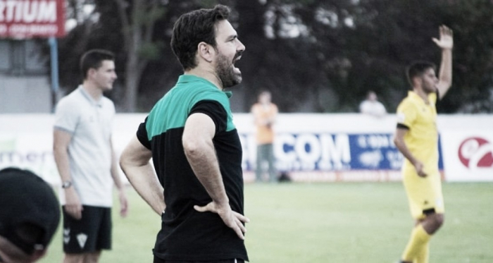 Roca dando instrucciones en un partido de pretemporada. Foto: villanovense.es