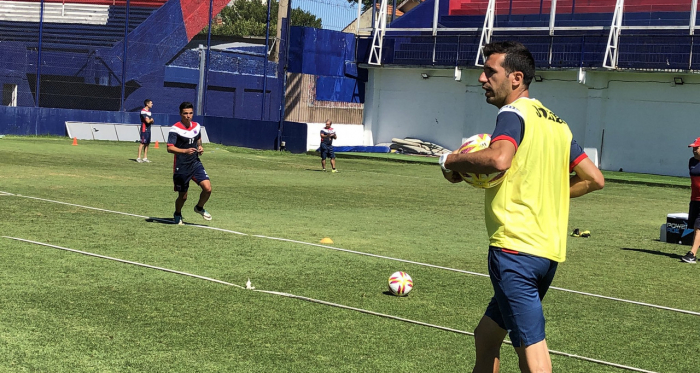 Echeverría comandando el entrenamiento. Foto: @catigreoficial. 
