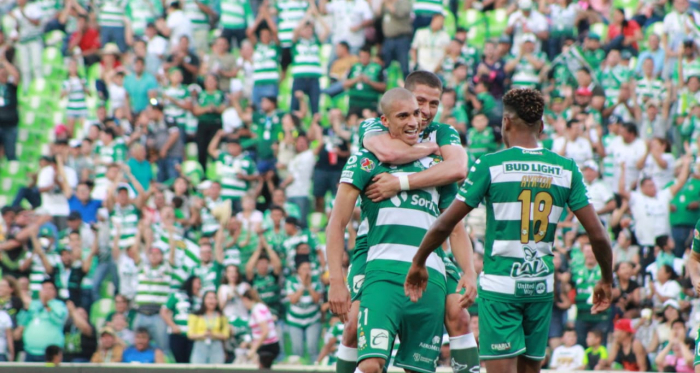 Dória es abrazado por su compañero Nervo, quien se convirtió en el único futbolista albiverde que disputó todos los minutos del torneo. (Foto: Yusoni Luna/Mezquite)