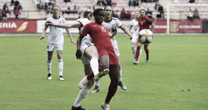 Pelea entre una jugadora española con otra de Canadá / Foto: @SelFutblFem