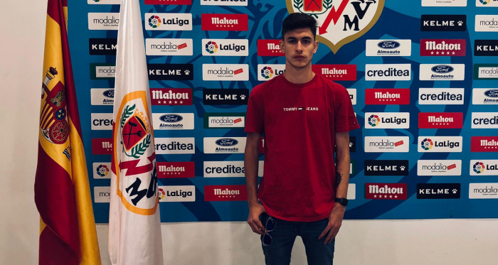 Álvaro Moreno posando con el escudo de su nuevo club. Fuente: twitter @aalvaromoreno_