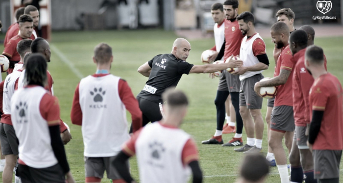 Paco Jémez dando instrucciones durante un entrenamiento de la temporada 2018/19 // Fotografía: Rayo Vallecano S.A.D