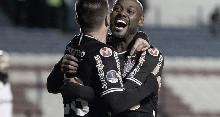 Corinthians joga bem, vence Montevideo Wanderers e segue às quartas da Sul-Americana