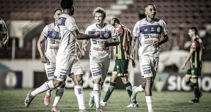 Confiança bate Sampaio Corrêa, volta a vencer após sete jogos e mantém sonho da permanência vivo