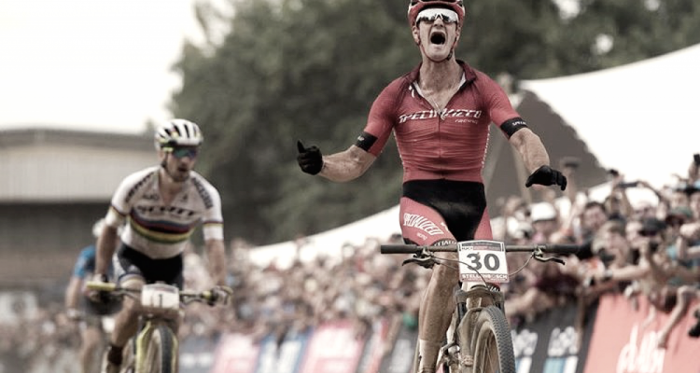 Samuel Gaze da la sorpresa y vence a Nino Schurter en el sprint final; Sergio Mantecón undécimo