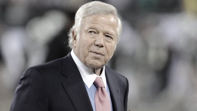 Acusan en Florida a Robert Kraft de pagar por sexo