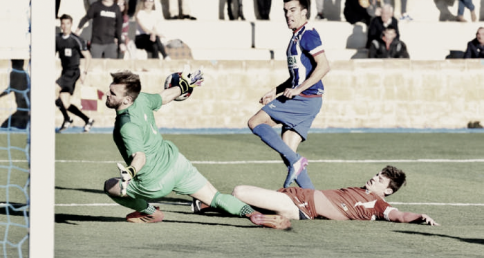 Parada de Álvaro Iso en Merkatondoa defendiendo la portería de la Peña Sport. Fuente: @CD_Izarra