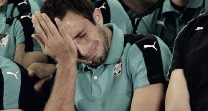 El capitán salió junto al plantel adar la cara luego de un mal momento que atravesaba el equipo y alrecordar que a veces la gente no comprende que un jugador tambiénpasa por momentos difíciles, terminó llorando en un programa delclub local a finales d