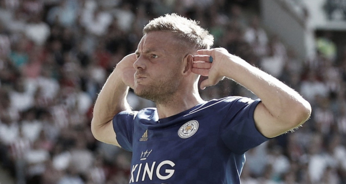 Jamie Vardy festejó así, de cara a los simpatizantes del Sheffield | Foto: Premier League