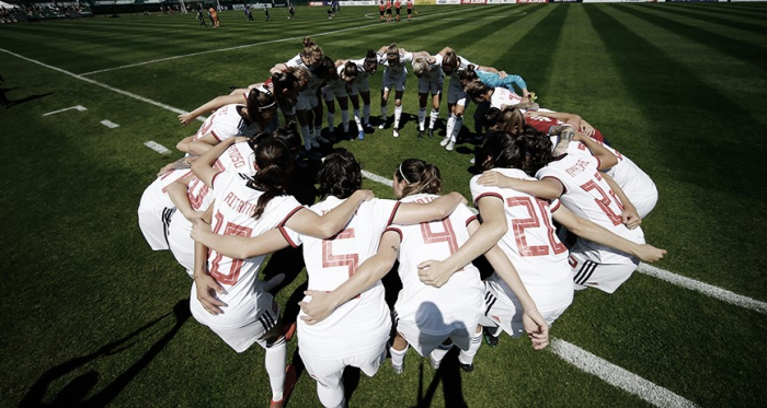 Las futbolistas españolas hacen un coro antes del encuentro / Foto: @SeFutbolFem