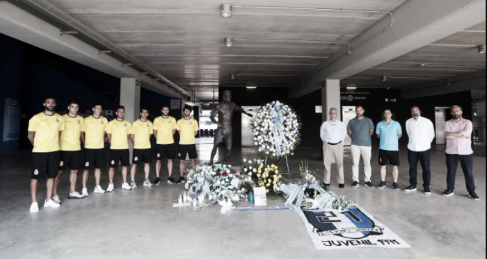 Algunos miembros de la plantilla y representantes del club posan junto s la estatua de Jarque en el RCDE Stadium. Foto: Web oficial del RCD Espanyol.