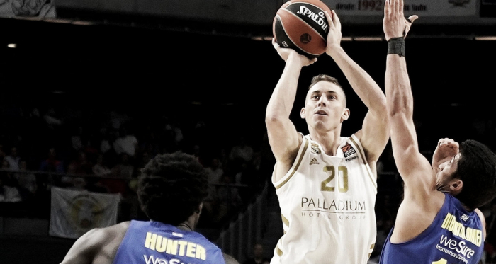 Carroll lanzando el triple ante Maccabi / euroleague.net