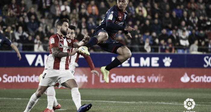 Íñigo Mártinez y Chimy Ávila en la lucha por un balón | Foto: LaLiga