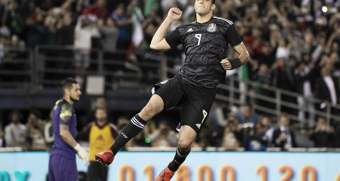 Raúl Jiménez después de anotar el primer gol del partido. (Photo: miseleccionmx)