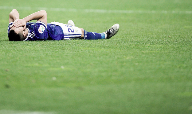 Joselu tendido sobre el verde del Carlos Tartiere tras lesionarse | Imagen: Real Oviedo