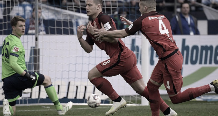 VAR entra em ação e garante vitória do Eintracht Frankfurt sobre Schalke na Bundesliga