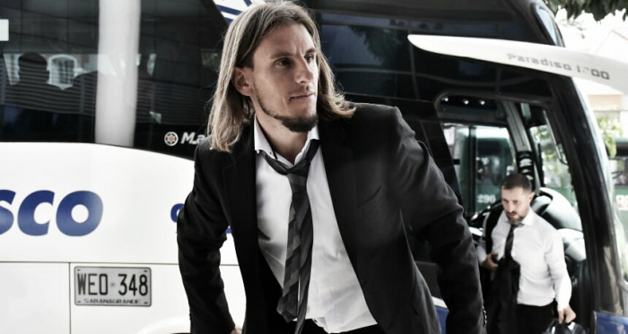 Sebastián Beccacece arriba al hotel junto a la delegación de Defensa y Justicia. Foto: El Heraldo.