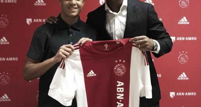 Patrick Kluivert, orgulloso de su hijo