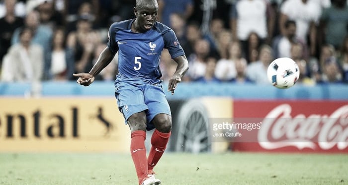 Kanté a caminho do Chelsea.