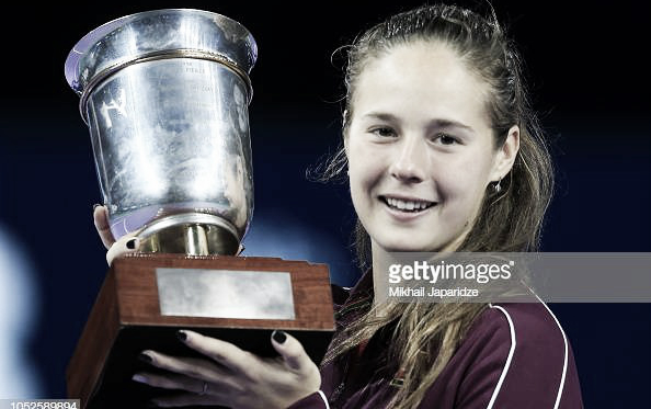 Daria Kasatkina proudly poses alongside her Kremlin Cup title | Photo: Getty Images / TASS Mikhail Japaridze