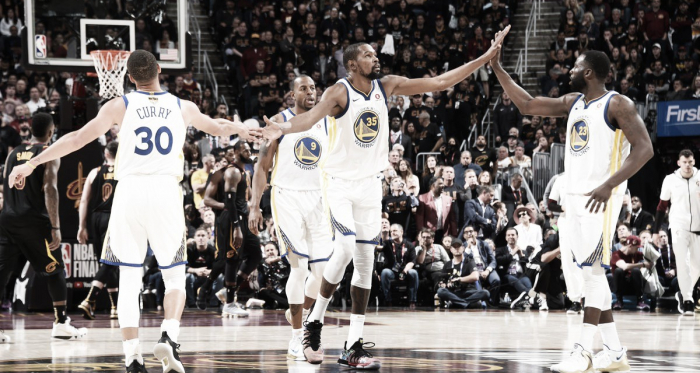 Kevin Durant e i Golden State Warriors. Fonte: NBA/Twitter