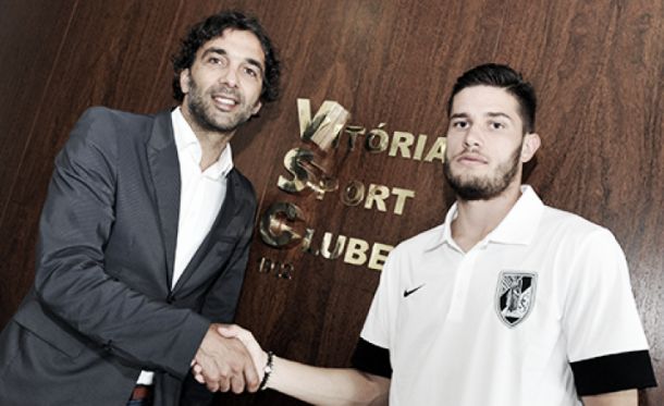 Knezevic apresentado pelo director desportivo vimaranense (Foto: Vitória de Guimarães)
