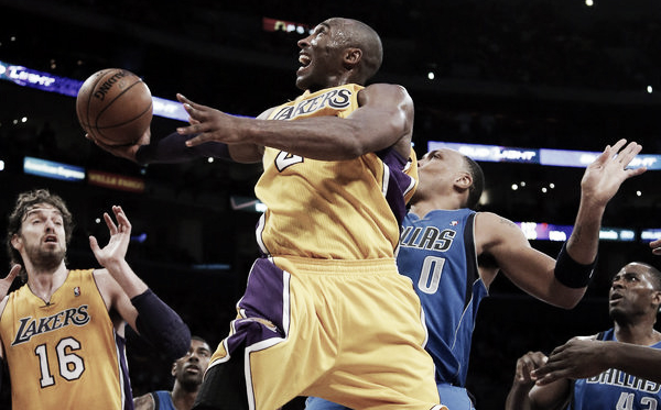 Los Lakers ganan con triple-doble de Kobe y los Knicks se imponen en Miami