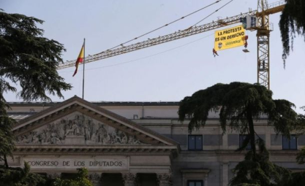 Activistas de Greenpeace protestan contra la &quot;Ley Mordaza&quot; junto al Congreso