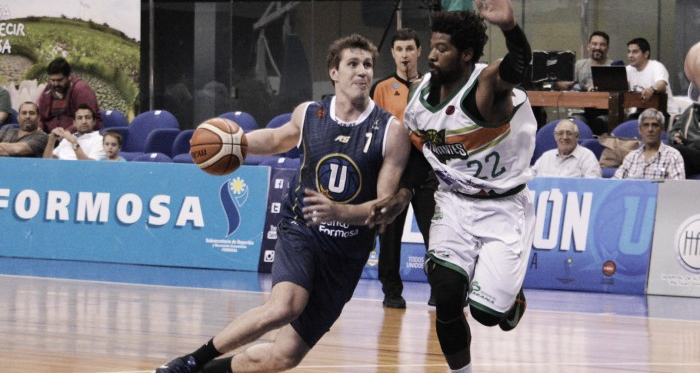 Elsener encara hacia el aro ante la pegajosa marca del rival. Foto: Prensa La Unión