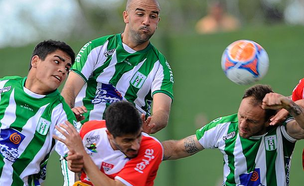Pablo Lacoste, cabezazo y rebote en Franco Sosa, para que la pelota termine en la red. (Foto: Tenfield)