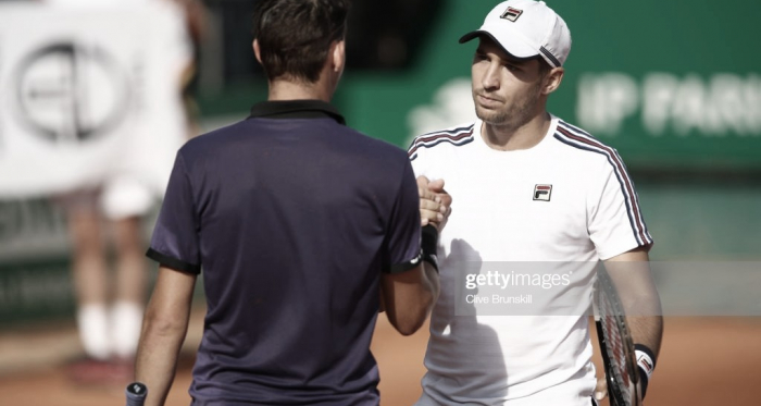 Saludo entre ambos tenistas tras el partido. Foto: Getty Images.