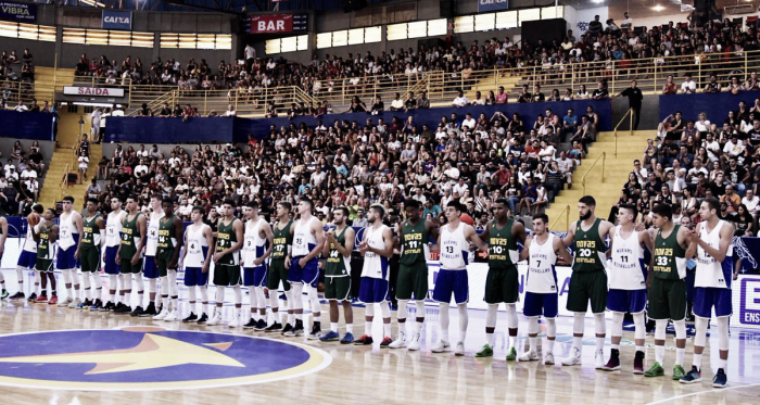 Los dos equipos en la previa del partido: Foto: Prensa NBB
