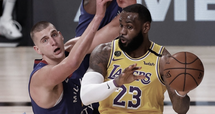 Los Lakers imponen su veteranía en el primer partido