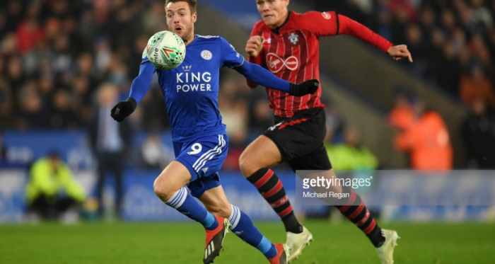 Jamie Vardy battles with Jannik Vestergaard | Photo: Getty/ Michael Regan