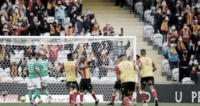 Lens aproveita vantagem númerica, bate Saint-Étienne e alcança vice-liderança da Ligue 1