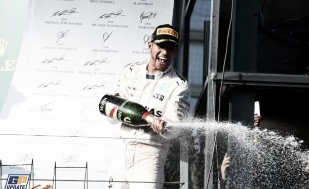 Lewis Hamilton reina en el caos de Melbourne