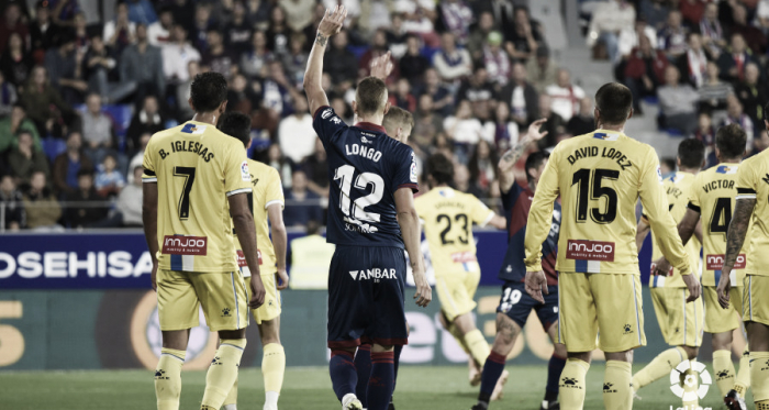 Longo pide un balón ante la mirada de Borja Iglesias y David López en el partido de la primera vuelta // Foto: LaLiga.