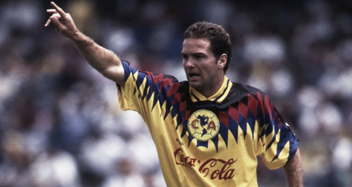 Luis García con la camiseta del América // Foto: Pasión Águila