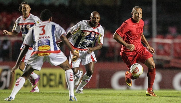 Em duelo equilibrado, São Paulo vence pelo placar mínimo e avança às semifinais