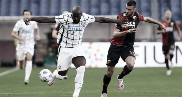 Trio defensivo dá show, e Internazionale vence Genoa na busca pelo topo italiano