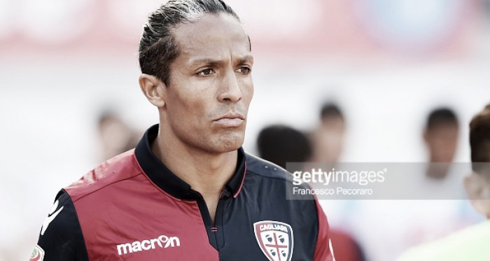 Bruno Alves perto do Glasgow Rangers.