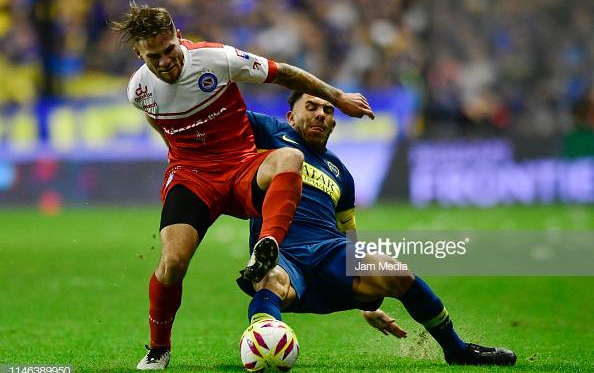 Alexis Mac Allister(left) in action against new teammate Carlos Tevez(right) last season, when Argentinos Juniors took on Boca Juniors. Image courtesy of Jam Media on Getty Images.