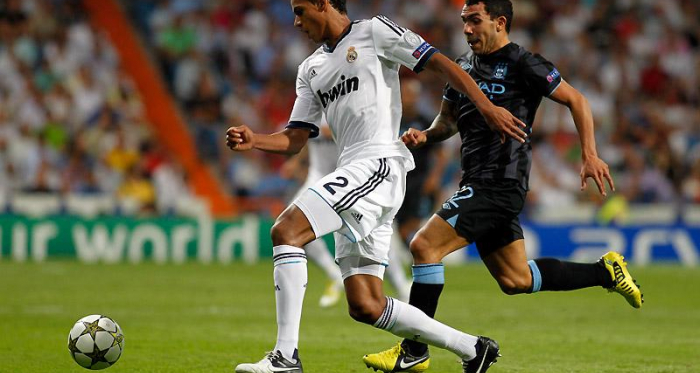 Varane disputa un balón en el encuentro ante el City. www.realmadrid.com