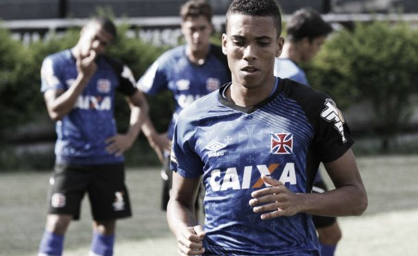 Madson tem evolução no Vasco e garante se inspirar em Daniel Alves: "Sempre me espelho nele"