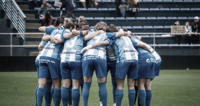 El Málaga haciendo piña justo antes del inicio del partido contra el Albacete. | Foto: Javi Muñoz (VAVEL)